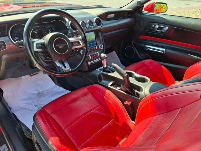 Подержанный Ford Mustang VI Рестайлинг, 5.0 л, 2022 в Дубае от Barkat Alrahmen Motors Красный цвет. Корейская | AUTO.AE