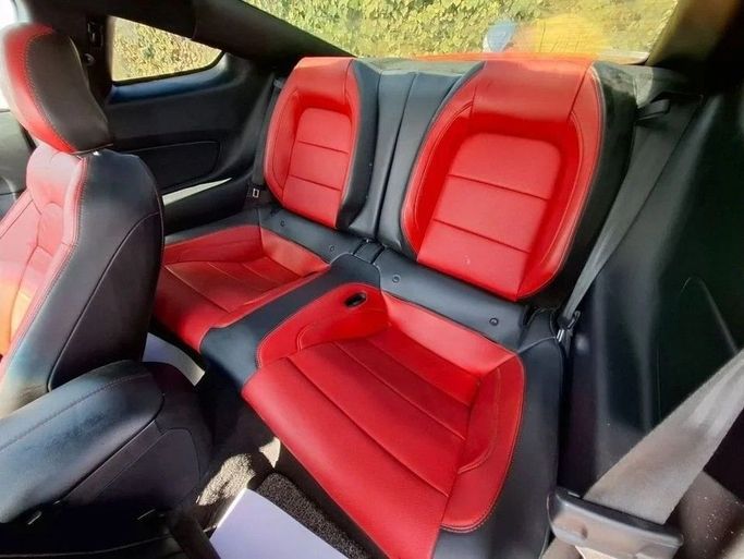 Подержанный Ford Mustang VI Рестайлинг, 5.0 л, 2022 в Дубае от Barkat Alrahmen Motors Красный цвет. Корейская | AUTO.AE