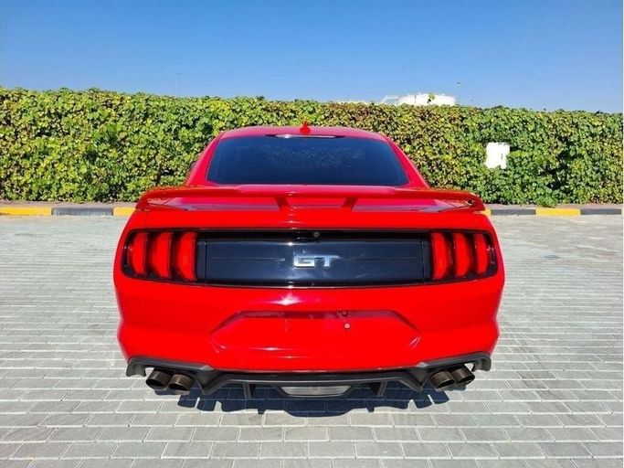 Подержанный Ford Mustang VI Рестайлинг, 5.0 л, 2022 в Дубае от Barkat Alrahmen Motors Красный цвет. Корейская | AUTO.AE