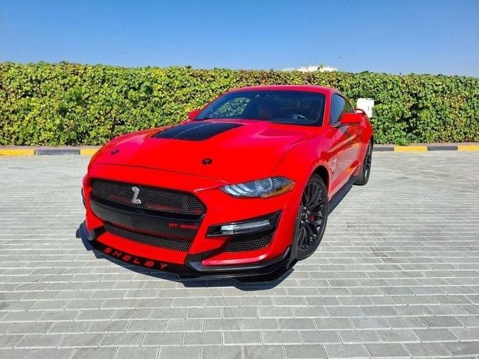 Подержанный Ford Mustang VI Рестайлинг, 5.0 л, 2022 в Дубае от Barkat Alrahmen Motors Красный цвет. Корейская | AUTO.AE