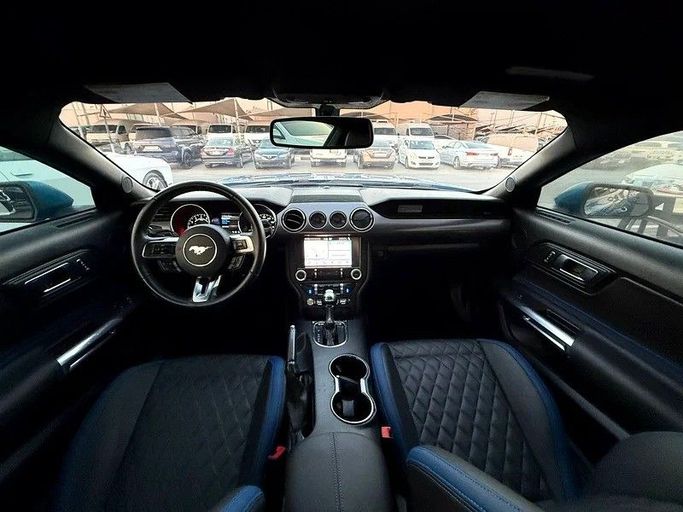 Подержанный Ford Mustang VI Рестайлинг, 2.3 л, 2019 в Дубае от Al Qemah Used Cars Синий цвет. Американская | AUTO.AE