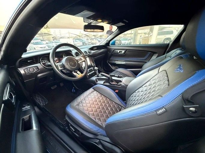 Подержанный Ford Mustang VI Рестайлинг, 2.3 л, 2019 в Дубае от Al Qemah Used Cars Синий цвет. Американская | AUTO.AE