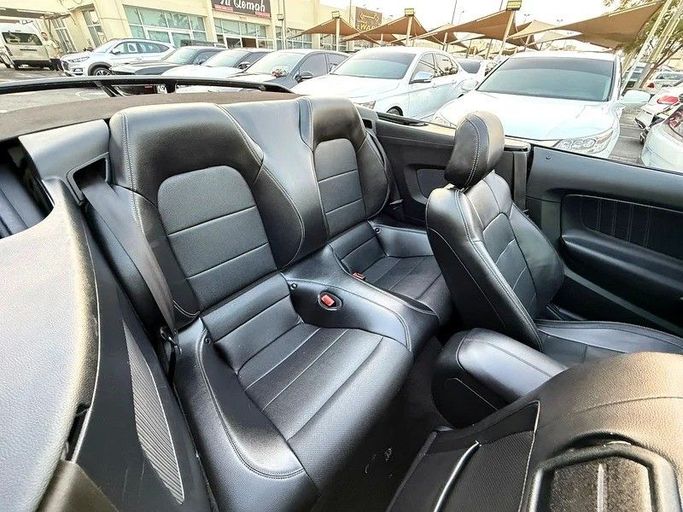 Подержанный Ford Mustang VI Рестайлинг, 2.3 л, 2020 в Дубае от Al Qemah Used Cars Черный цвет. Американская | AUTO.AE