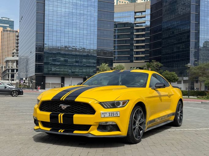 مستعملة Ford Mustang EcoBoost سادساً, 2.3 l, 2016 في في دبي، اللون أصفر. المواصفات الأمريكية | AUTO.AE