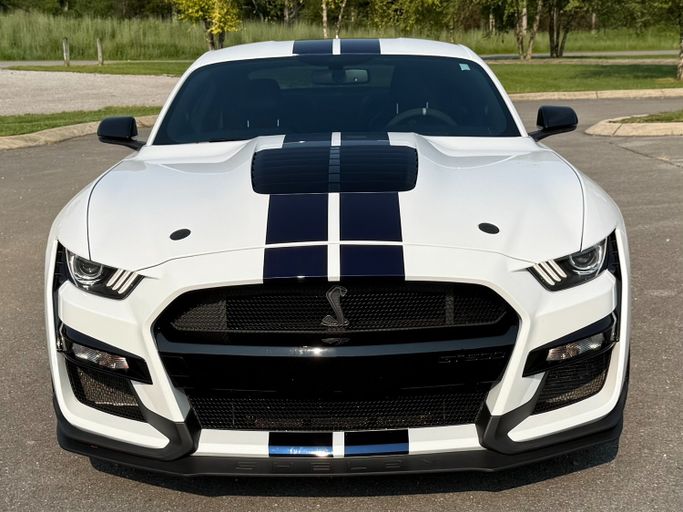 Подержанный Ford Mustang Shelby GT500 VI Рестайлинг, 5.2 л, 2020 в ОАЭ, Дубай Белый цвет. Американская | AUTO.AE | Объявление #274221
