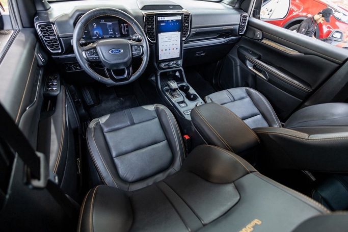 Подержанный Ford Ranger T6.2, 2.3 л, 2023 в Дубае от Linda Cars Черный цвет. GCC | AUTO.AE