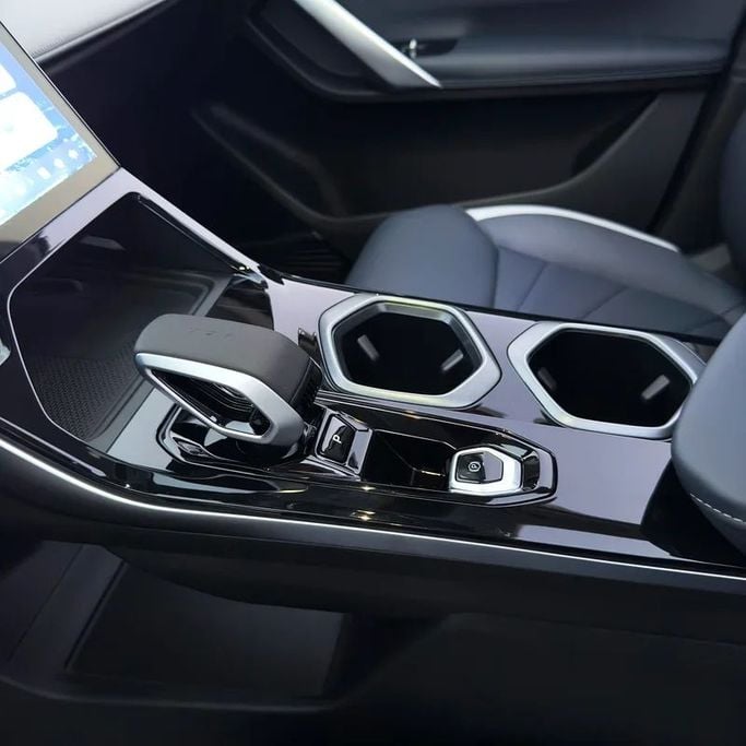 Новый Geely Atlas II, 2.0 л, 2025 в Дубае от Sola Motors Белый цвет. GCC | AUTO.AE