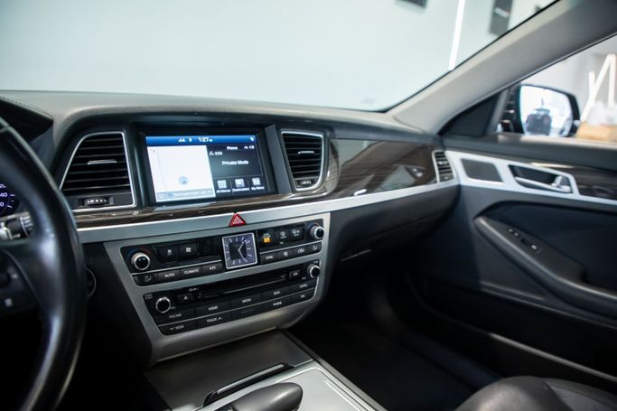 Подержанный Genesis G80 I, 3.3 л, 2018 в Дубае от C7 Motors Черный цвет. Корейская | AUTO.AE