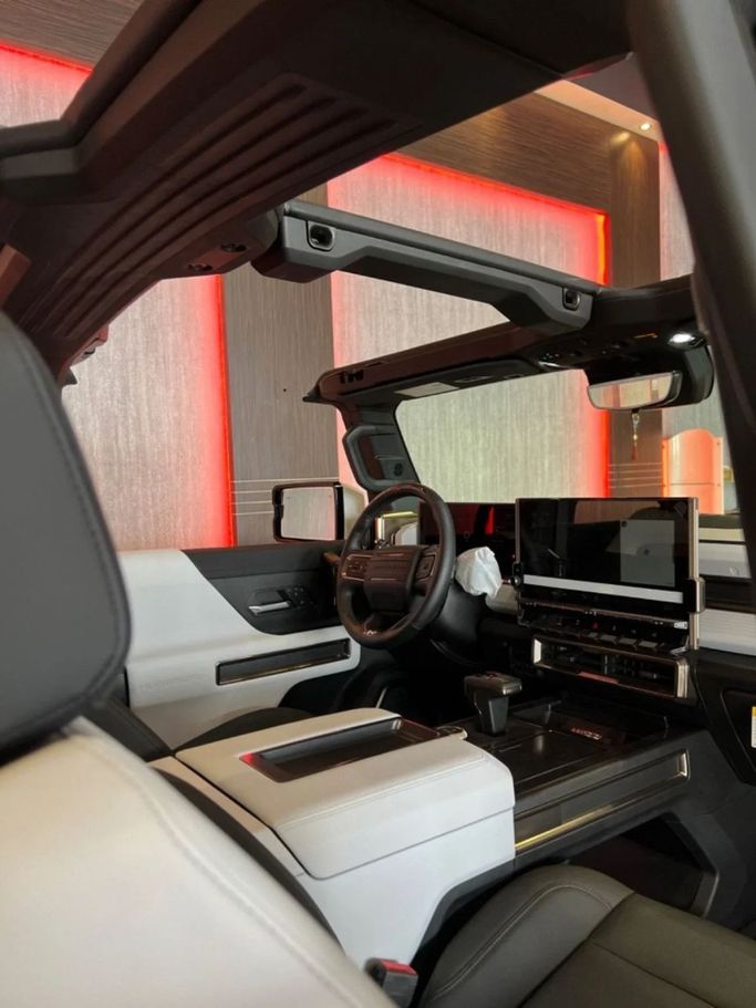 Подержанный GMC Hummer EV, 2023 в Дубае от A Class Motors Белый цвет.  | AUTO.AE