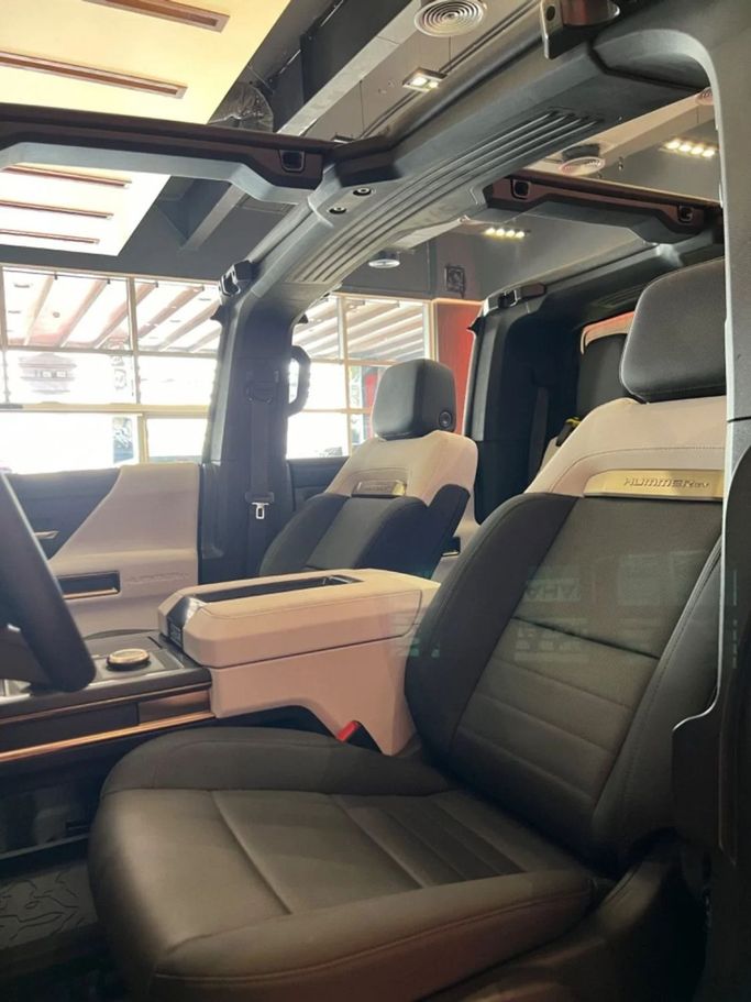 Подержанный GMC Hummer EV, 2023 в Дубае от A Class Motors Белый цвет.  | AUTO.AE