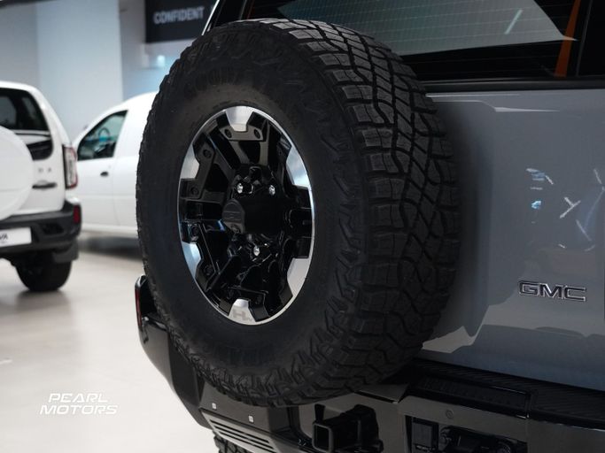 Подержанный GMC Hummer EV, 2024 в Дубае от Pearl Motors Серый цвет. GCC | AUTO.AE