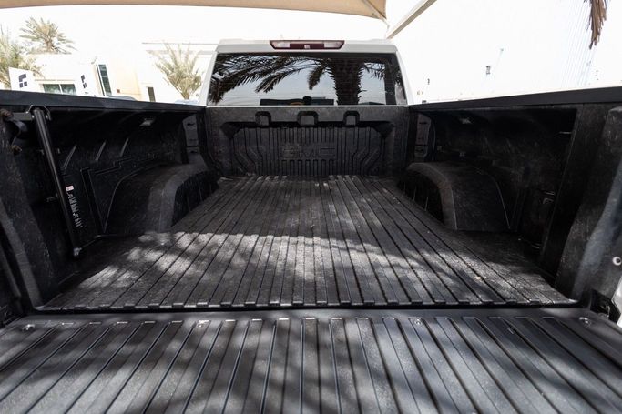 Used GMC Sierra IV, 6.2 l, 2020 in Dubai by Linda Cars, White color. GCC Specs | AUTO.AE