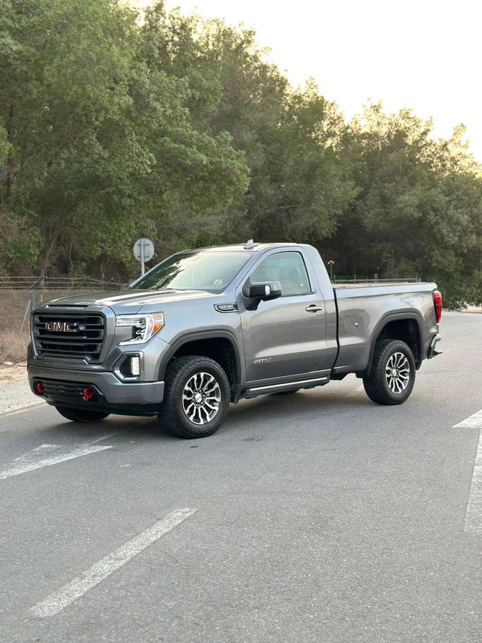 Подержанный GMC Sierra IV, 4.3 л, 2021 в Дубае от Alzahiah Cars Серебристый цвет. GCC | AUTO.AE