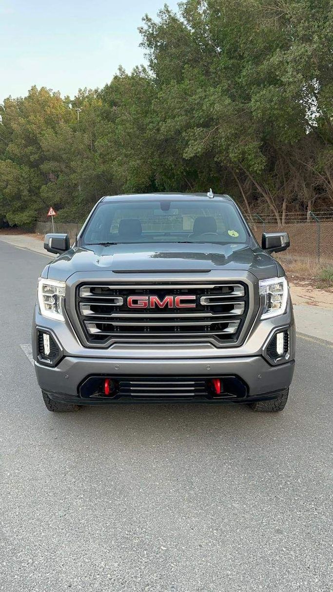 Подержанный GMC Sierra IV, 4.3 л, 2021 в Дубае от Alzahiah Cars Серебристый цвет. GCC | AUTO.AE