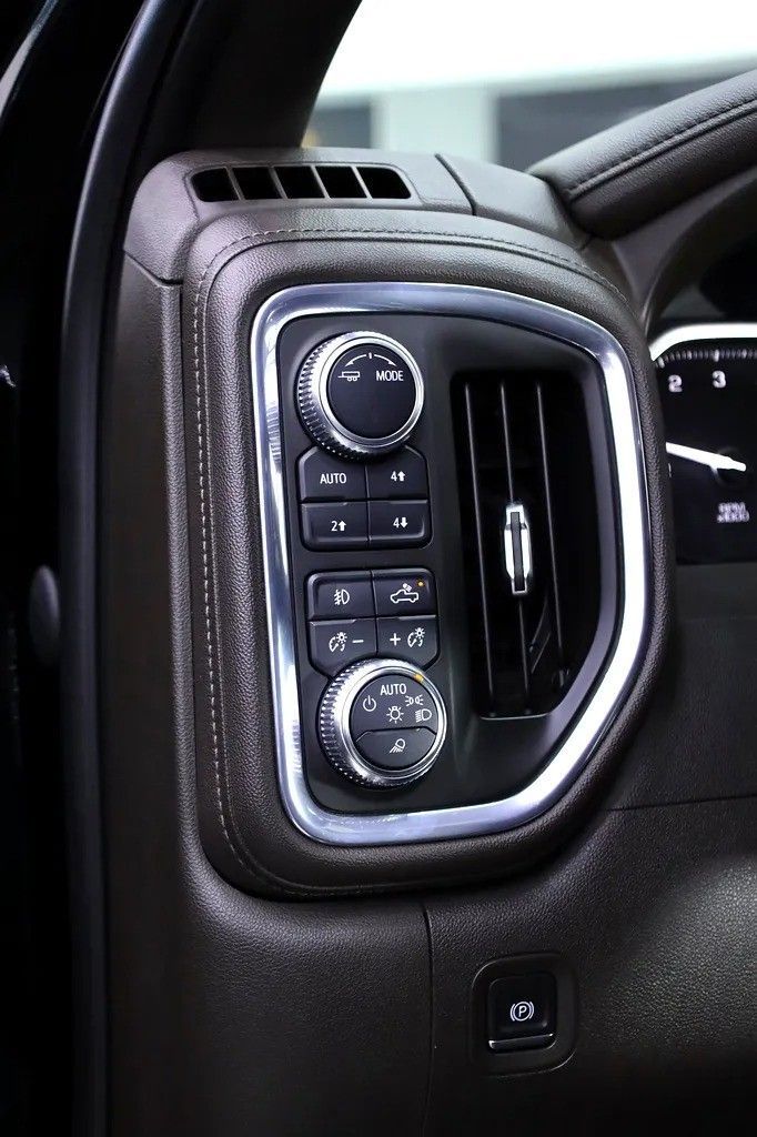 Подержанный GMC Sierra IV, 6.2 л, 2021 в Дубае от Al Faris Motors Черный цвет. GCC | AUTO.AE