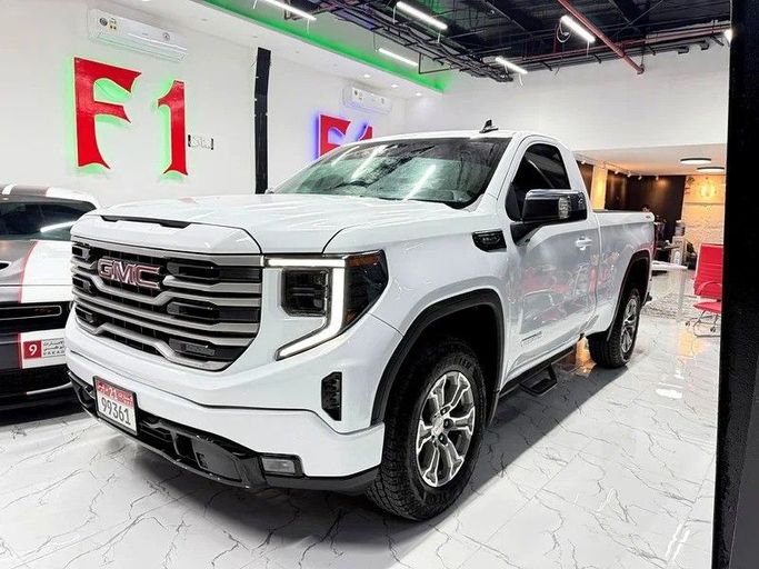 Подержанный GMC Sierra IV Рестайлинг, 2.7 л, 2024 в Дубае от F1 Motors Белый цвет. GCC | AUTO.AE