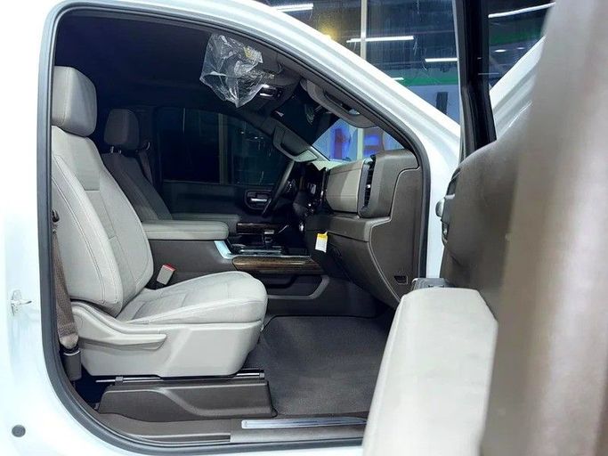 Подержанный GMC Sierra IV Рестайлинг, 2.7 л, 2024 в Дубае от F1 Motors Белый цвет. GCC | AUTO.AE