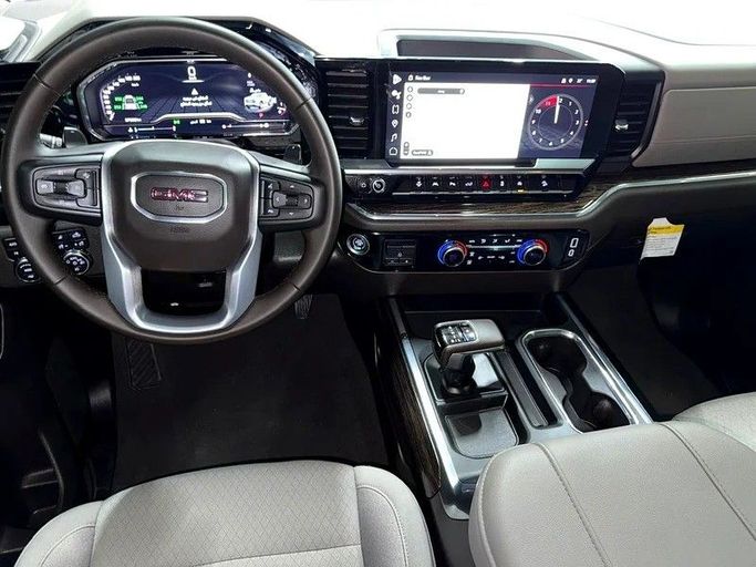 Подержанный GMC Sierra IV Рестайлинг, 2.7 л, 2024 в Дубае от F1 Motors Белый цвет. GCC | AUTO.AE