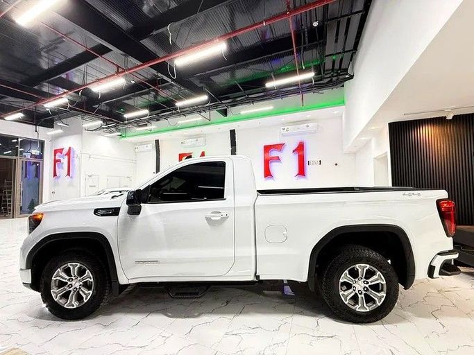 Подержанный GMC Sierra IV Рестайлинг, 2.7 л, 2024 в Дубае от F1 Motors Белый цвет. GCC | AUTO.AE