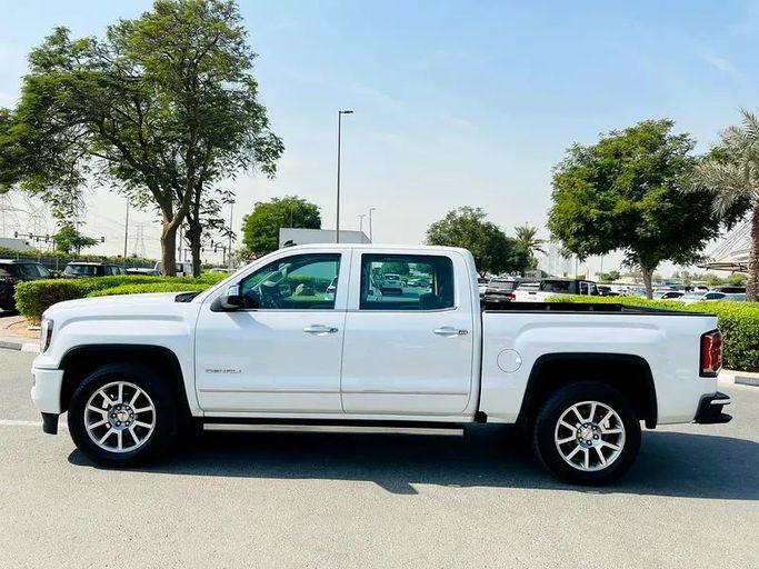 Used GMC Sierra IV, 6.2 l, 2018 in Dubai by First Choice Motors, White color. GCC Specs | AUTO.AE