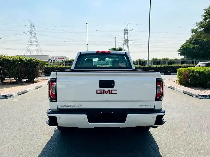 Used GMC Sierra IV, 6.2 l, 2018 in Dubai by First Choice Motors, White color. GCC Specs | AUTO.AE