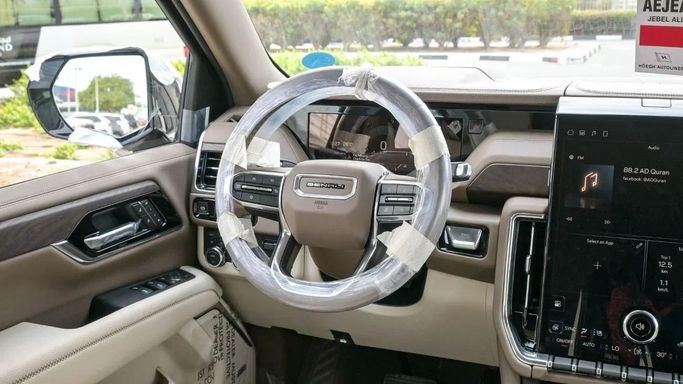 Новый GMC Yukon V Рестайлинг, 6.2 л, 2025 в Дубае от Laith Alobaidi Motors Черный цвет. GCC | AUTO.AE