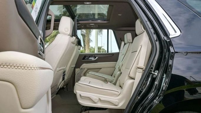 Новый GMC Yukon V Рестайлинг, 6.2 л, 2025 в Дубае от Laith Alobaidi Motors Черный цвет. GCC | AUTO.AE