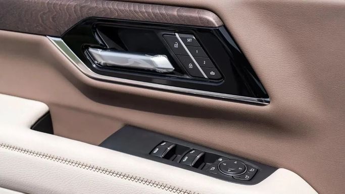 New GMC Yukon V Facelift, 6.2 l, 2025 in Dubai by Altass Motors, Black color. GCC Specs | AUTO.AE