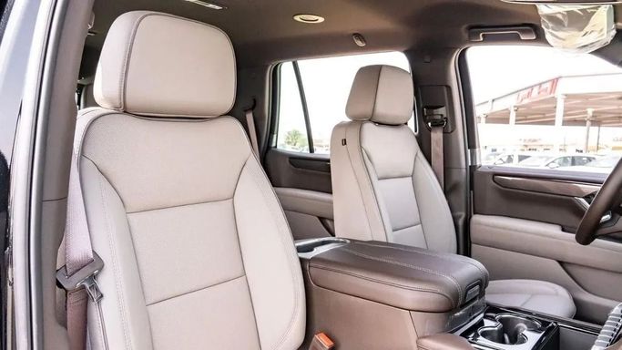 Новый GMC Yukon V Рестайлинг, 5.3 л, 2025 в Дубае от Altass Motors Черный цвет. GCC | AUTO.AE