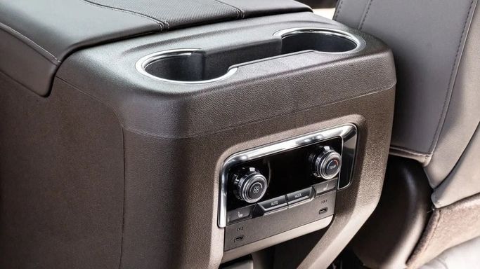 Новый GMC Yukon V Рестайлинг, 5.3 л, 2025 в Дубае от Altass Motors Черный цвет. GCC | AUTO.AE