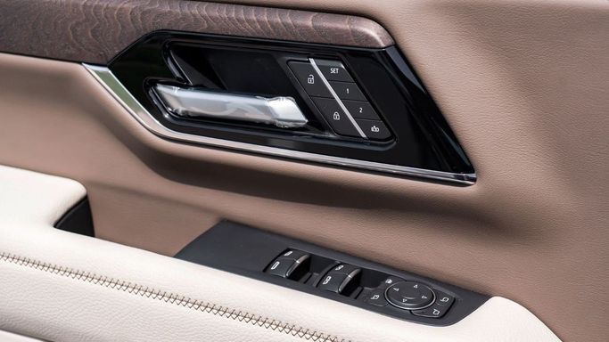 Новый GMC Yukon XL V Рестайлинг, 5.3 л, 2025 в Дубае от Altass Motors Черный цвет. Other | AUTO.AE