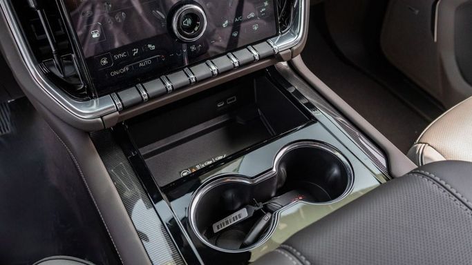 Новый GMC Yukon XL V Рестайлинг, 5.3 л, 2025 в Дубае от Altass Motors Черный цвет. Other | AUTO.AE