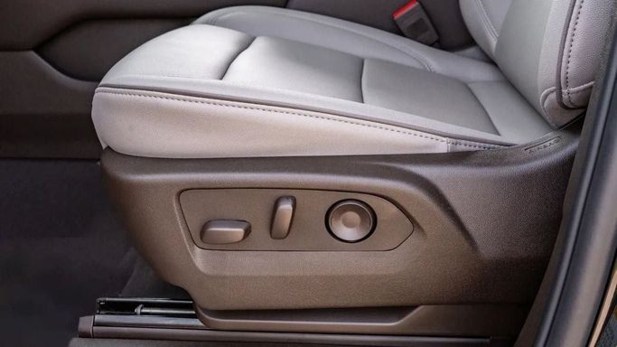 Новый GMC Yukon V Рестайлинг, 5.3 л, 2025 в Дубае от Altass Motors Черный цвет. GCC | AUTO.AE