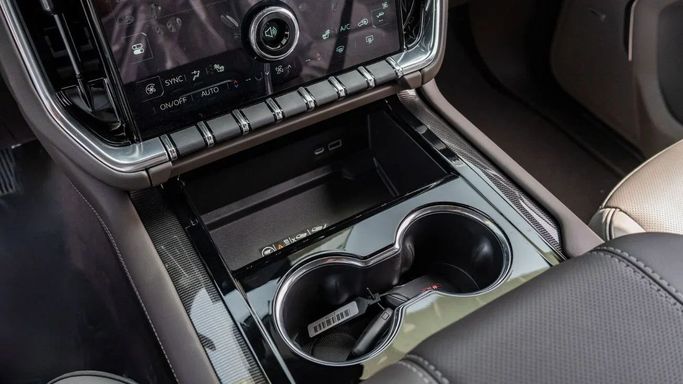 Новый GMC Yukon V Рестайлинг, 5.3 л, 2025 в Дубае от Altass Motors Черный цвет. Other | AUTO.AE