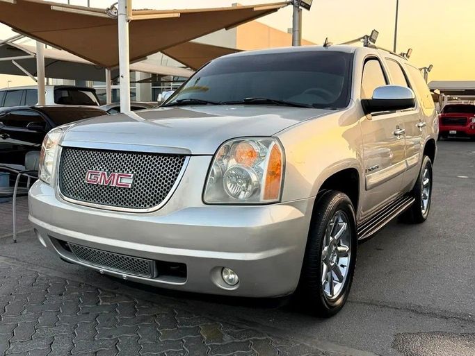 Подержанный GMC Yukon III (GMT900), 6.0 л, 2007 в Дубае от Al Qemah Used Cars Серебристый цвет. Американская | AUTO.AE