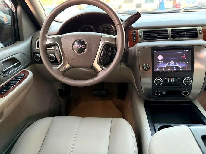 Подержанный GMC Yukon III (GMT900), 6.0 л, 2007 в Дубае от Al Qemah Used Cars Серебристый цвет. Американская | AUTO.AE