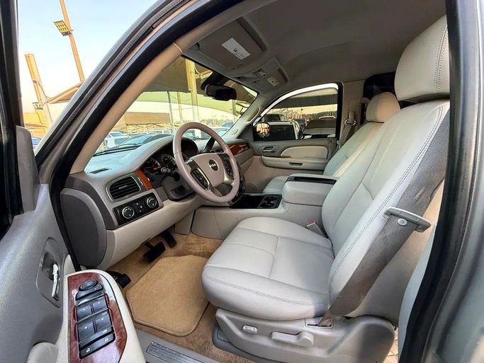 Подержанный GMC Yukon III (GMT900), 6.0 л, 2007 в Дубае от Al Qemah Used Cars Серебристый цвет. Американская | AUTO.AE