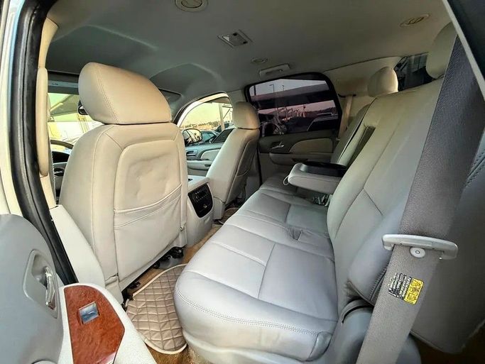 Подержанный GMC Yukon III (GMT900), 6.0 л, 2007 в Дубае от Al Qemah Used Cars Серебристый цвет. Американская | AUTO.AE