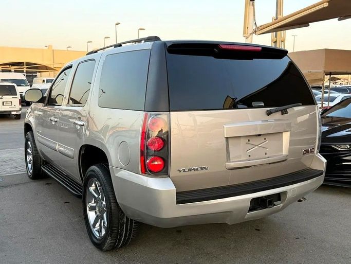 Подержанный GMC Yukon III (GMT900), 6.0 л, 2007 в Дубае от Al Qemah Used Cars Серебристый цвет. Американская | AUTO.AE