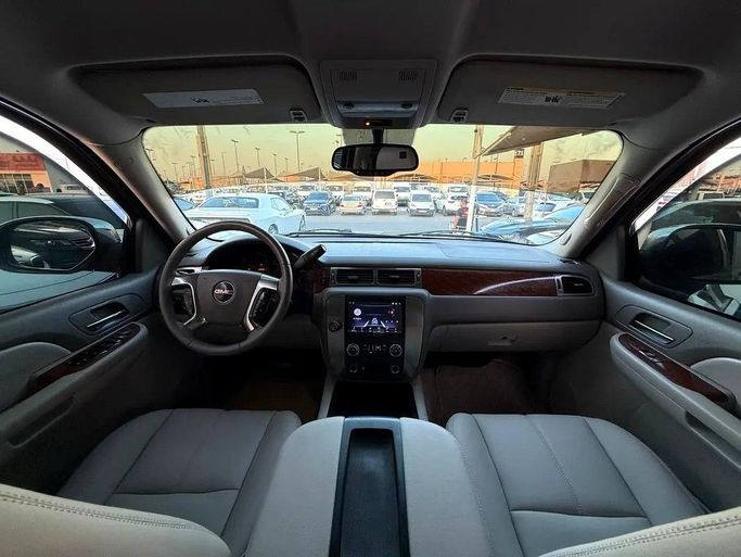 Подержанный GMC Yukon III (GMT900), 6.0 л, 2007 в Дубае от Al Qemah Used Cars Серебристый цвет. Американская | AUTO.AE