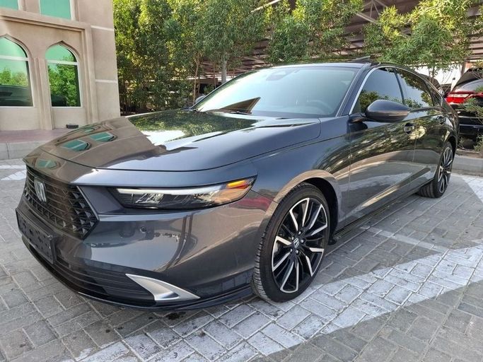 Подержанный Honda Accord X Рестайлинг, 2.0 л, 2023 в Дубае от Barkat Alrahmen Motors Серый цвет. Корейская | AUTO.AE