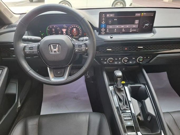 Подержанный Honda Accord X Рестайлинг, 2.0 л, 2023 в Дубае от Barkat Alrahmen Motors Серый цвет. Корейская | AUTO.AE