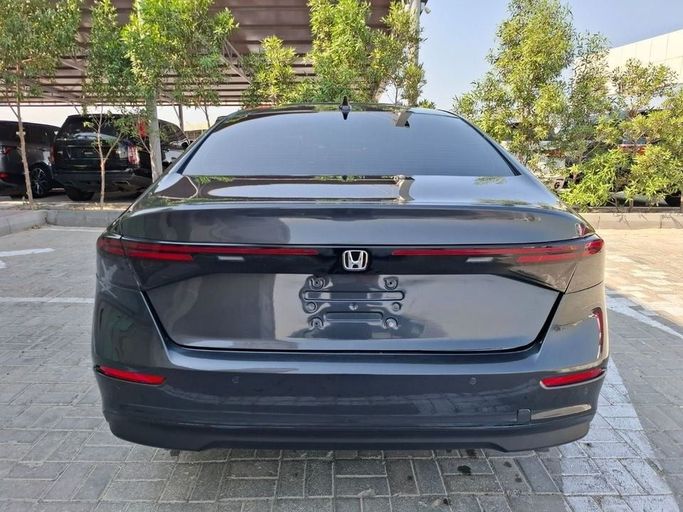 Подержанный Honda Accord X Рестайлинг, 2.0 л, 2023 в Дубае от Barkat Alrahmen Motors Серый цвет. Корейская | AUTO.AE