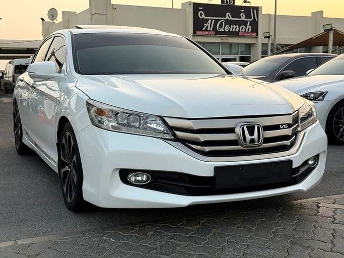 Подержанный Honda Accord IX, 2.4 л, 2016 в Дубае от Al Qemah Used Cars Белый цвет. GCC | AUTO.AE