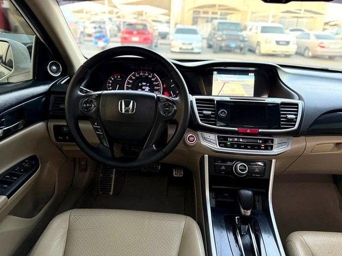 Подержанный Honda Accord IX, 2.4 л, 2016 в Дубае от Al Qemah Used Cars Белый цвет. GCC | AUTO.AE