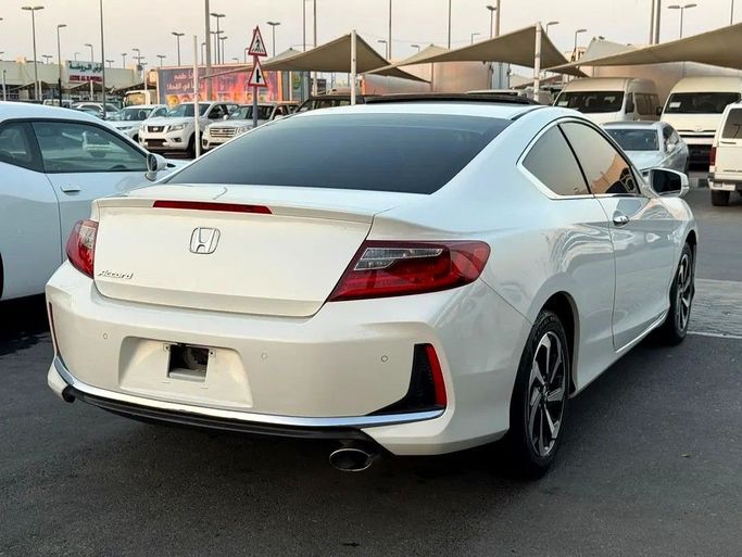 Подержанный Honda Accord IX Рестайлинг, 3.5 л, 2016 в Дубае от Al Qemah Used Cars Белый цвет. GCC | AUTO.AE
