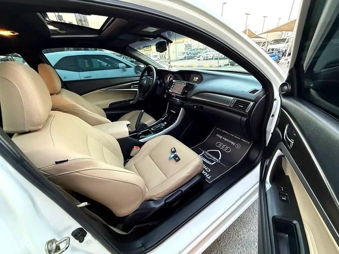 Подержанный Honda Accord IX Рестайлинг, 3.5 л, 2016 в Дубае от Al Qemah Used Cars Белый цвет. GCC | AUTO.AE