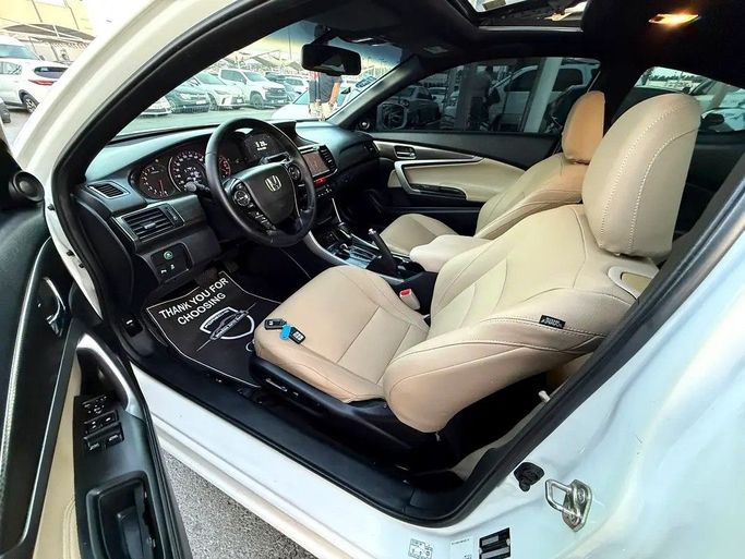 Подержанный Honda Accord IX Рестайлинг, 3.5 л, 2016 в Дубае от Al Qemah Used Cars Белый цвет. GCC | AUTO.AE