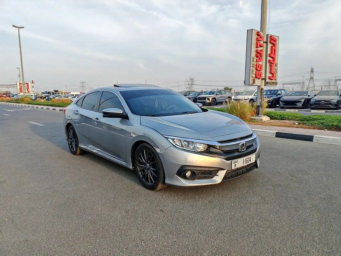 Подержанный Honda Civic X, 1.5 л, 2018 в Дубае от Irfan Motors Серебристый цвет. Американская | AUTO.AE