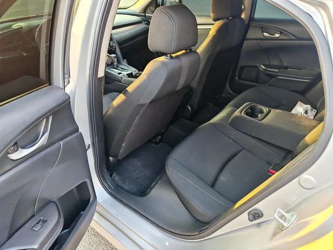 Подержанный Honda Civic X, 1.5 л, 2018 в Дубае от Irfan Motors Серебристый цвет. Американская | AUTO.AE